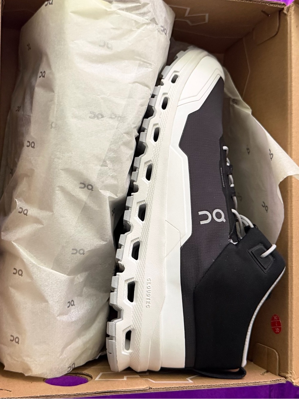 On cloud Men's Athletic Shoes in Black and White